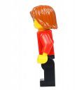 Figurka LEGO Pošťačka v červené z boční strany